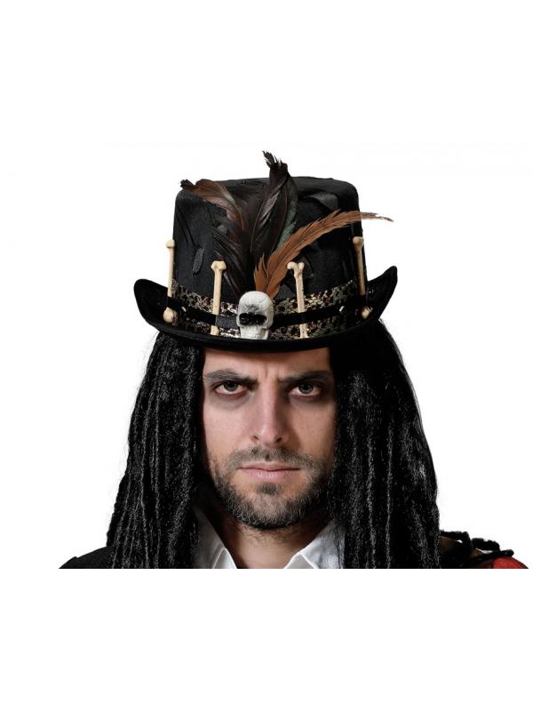 Un hombre con sombrero de pirata y barba